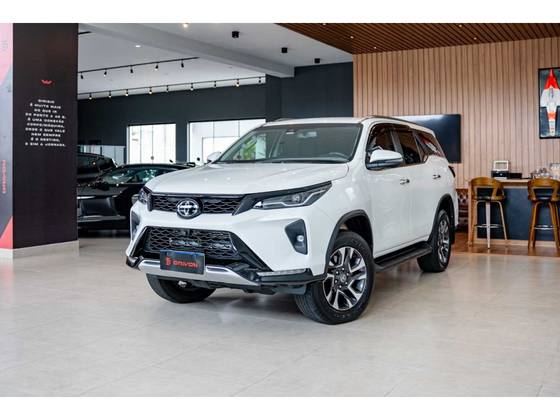 TOYOTA HILUX SW4 2.8 D-4D TURBO DIESEL SRX PLATINUM 7L 4X4 AUTOMÁTICO